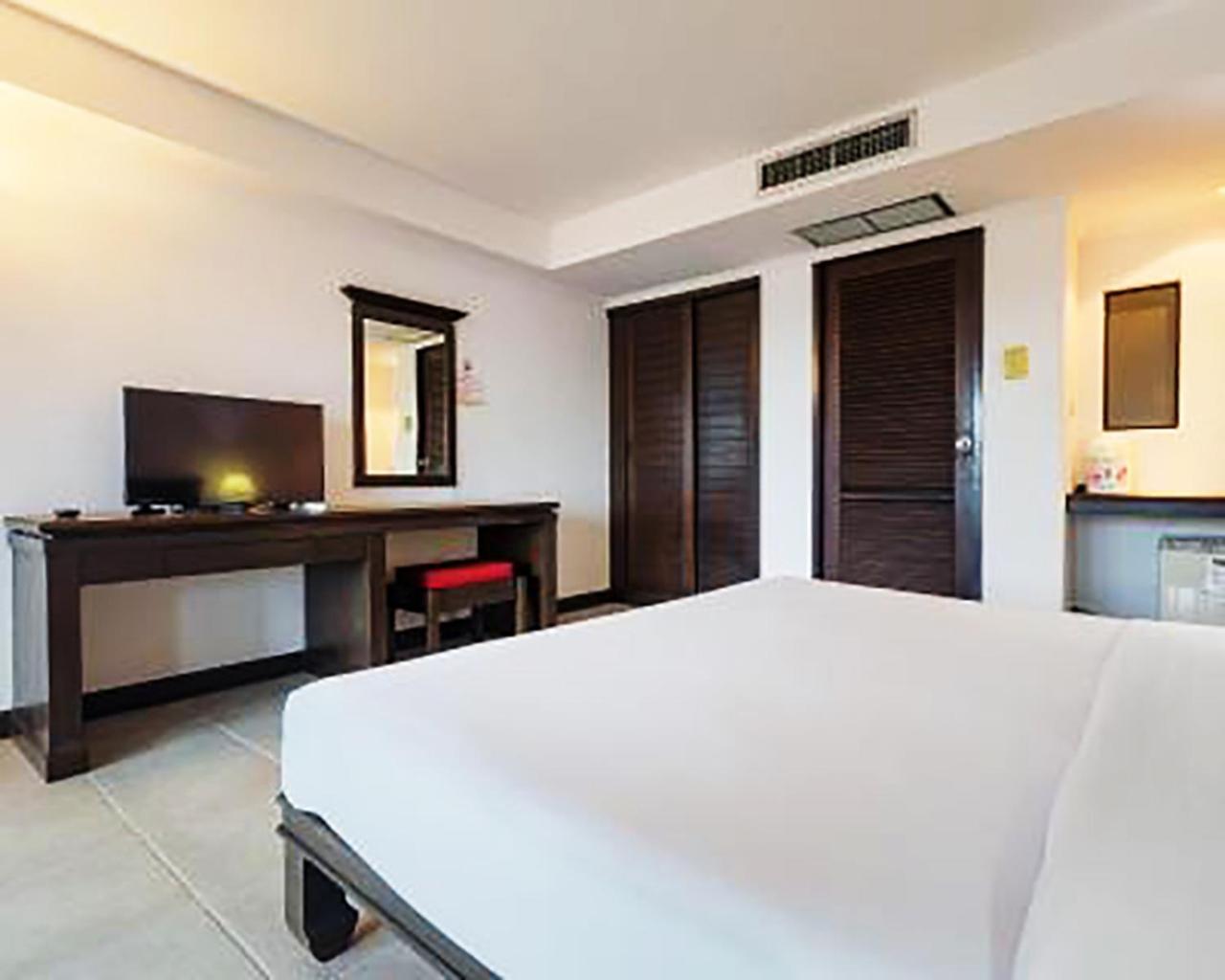 Хостел Bodega Phuket Patong (Adults Only) Экстерьер фото